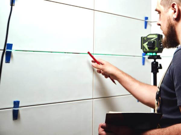 Un bon carreleur professionnel vérifie son travail.