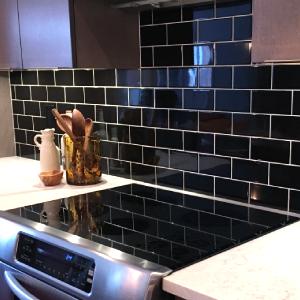 Carrelage mural de cuisine moderne réalisé par Carreleur Bordeaux.