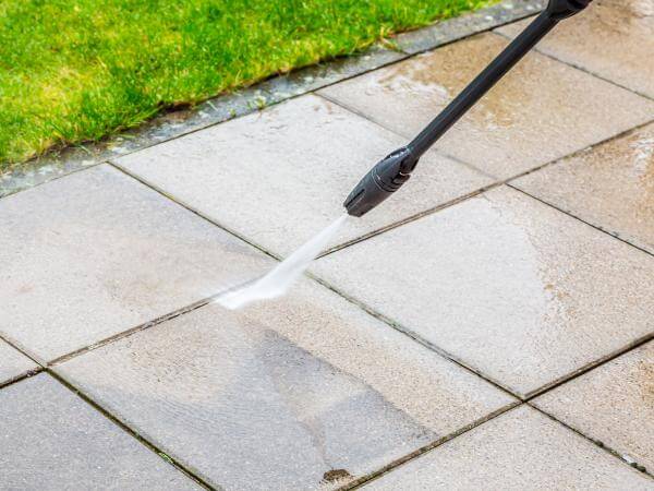 Une terrasse réalisée par l'Artisan Carreleur de Bordeaux passée au karcher.
