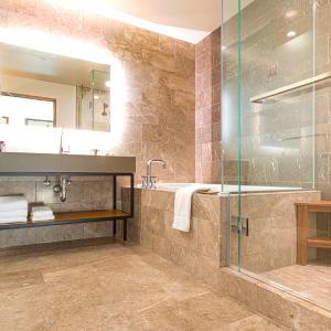 Une salle de bains rénovée par Carreleur Bordeaux.